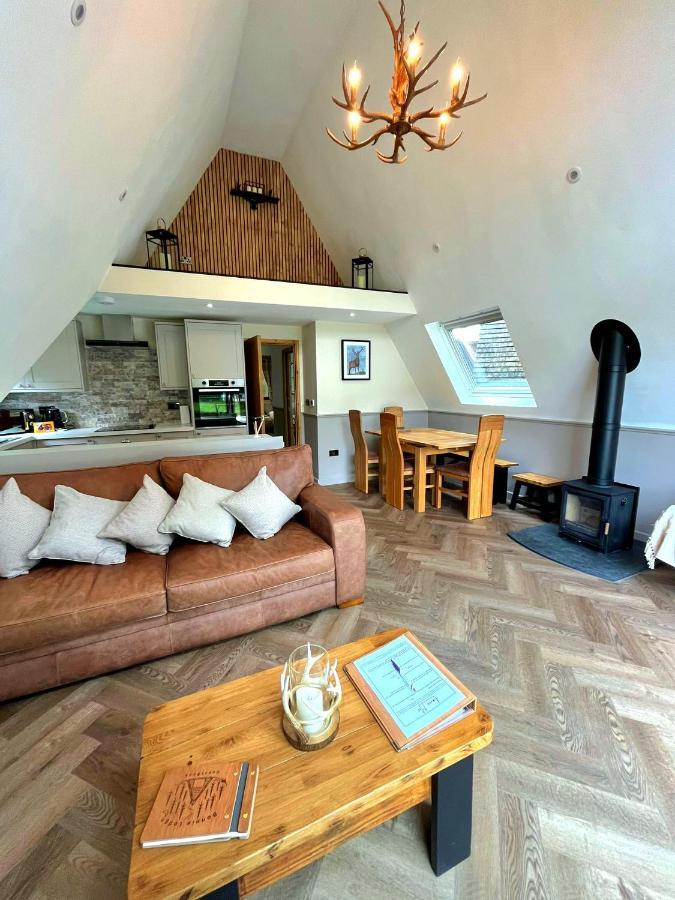 אינברגרי Bonnie Lodge-Lochside Location With Hot Tub מראה חיצוני תמונה